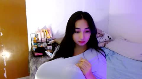 Snapshot of sweetlilly_18 chatting on October 19, 5:45 am Lilly online show from October 19, 5:45 am