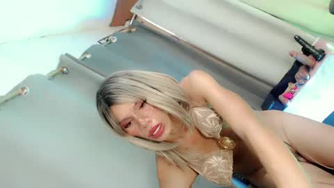 sweetnaughty_mia online show from July 19, 4:15 am