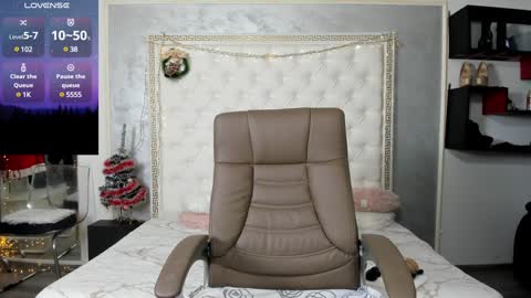 Snapshot of sweetsexangel chatting on January 11, 1:11 pm Goddess Allysse online show from January 11, 1:11 pm