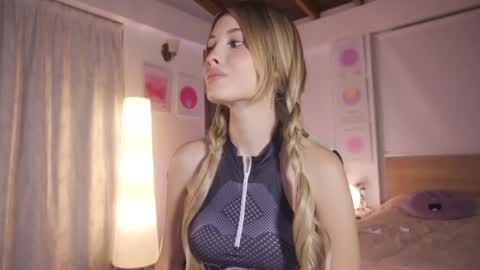 Cat independent model  online show from April 20, 11:52 pm