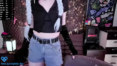 Snapshot of sylvie_fey chatting on January 5, 12:20 am Sylvie online show from January 5, 12:20 am