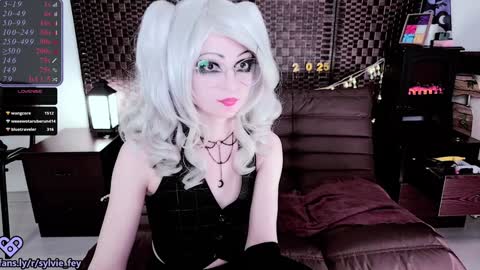Snapshot of sylvie_fey chatting on January 10, 4:54 am Sylvie online show from January 10, 4:54 am