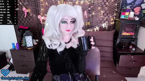 Snapshot of sylvie_fey chatting on December 31, 11:39 pm Sylvie online show from December 31, 11:39 pm