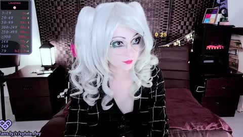 Snapshot of sylvie_fey chatting on January 10, 1:53 am Sylvie online show from January 10, 1:53 am