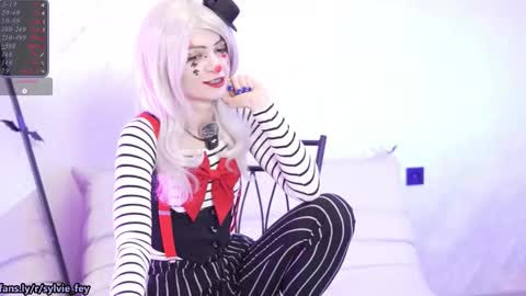 Snapshot of sylvie_fey chatting on October 5, 11:01 pm Sylvie online show from October 5, 11:01 pm