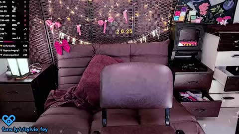 Snapshot of sylvie_fey chatting on January 4, 3:40 am Sylvie online show from January 4, 3:40 am