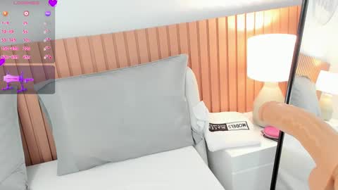 Snapshot of tamara_saenz19 chatting on February 22, 5:24 pm Rousaly online show from February 22, 5:24 pm