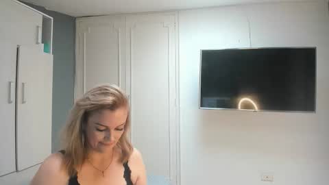 taniabonnet  online show from March 27, 8:10 pm