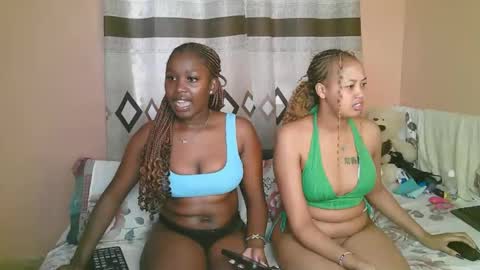 Snapshot of tastie_t chatting on October 18, 9:46 am tastie_t online show from October 18, 9:46 am