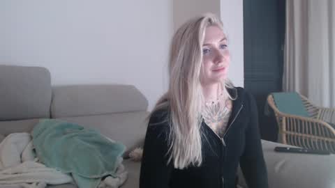 tattoobbgirl online show from December 18, 8:15 pm