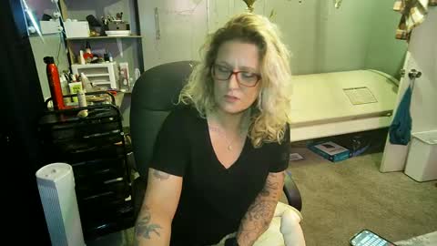 Snapshot of tattooeddirtyteacher chatting on February 25, 12:16 pm Lisa Lovely online show from February 25, 12:16 pm