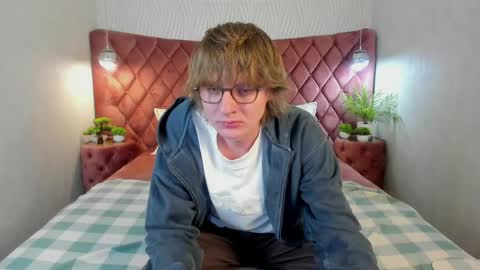 Tayler online show from April 18, 5:53 am