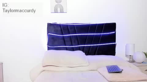 taylormaccurdy_ online show from December 20, 2:29 am