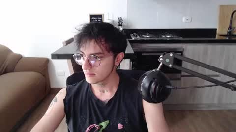 Teo independent model online show from June 18, 5:18 pm