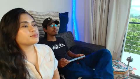 T H A I S  online show from April 15, 10:32 pm