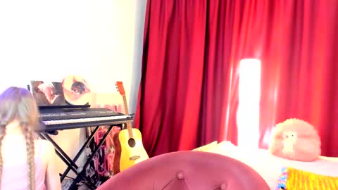 Ally    STREAMING ON TWITCH NOW Check my Twitter for updates online show from October 29, 1:07 am