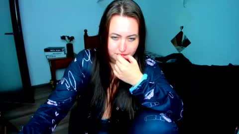 Snapshot of thenaughtygf chatting on October 5, 11:23 pm thenaughtygf online show from October 5, 11:23 pm