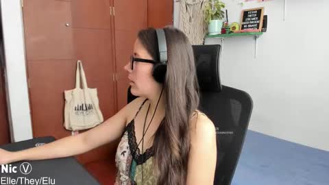 Snapshot of thetropicalseduction chatting on October 23, 2:07 pm Nicole online show from October 23, 2:07 pm