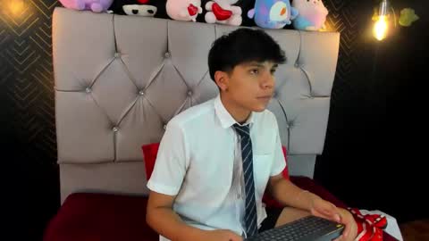 Snapshot of thiago_kozak chatting on September 29, 1:32 pm thiago online show from September 29, 1:32 pm