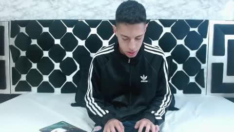 Thiago   online show from February 12, 10:04 pm