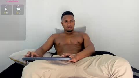 Snapshot of thiagosantos_ chatting on February 11, 5:05 am Thiago Instagram   online show from February 11, 5:05 am