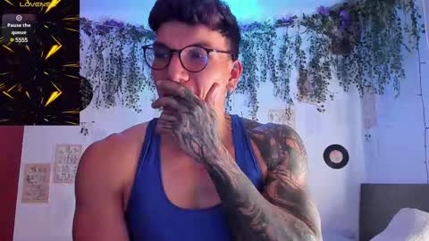 Snapshot of thomas_fuckboy chatting on February 25, 11:15 pm Thomas Grey online show from February 25, 11:15 pm