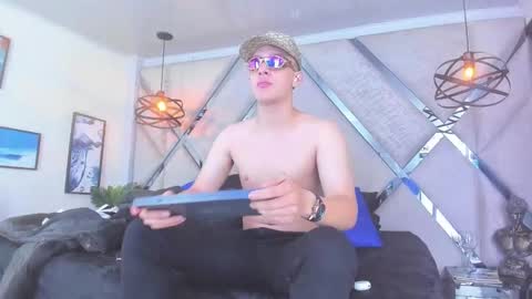 ---Thomas--- online show from February 25, 4:24 am