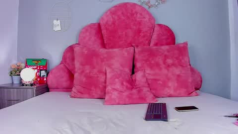 Snapshot of tiana_cinnamon chatting on December 24, 4:11 am TIANA online show from December 24, 4:11 am