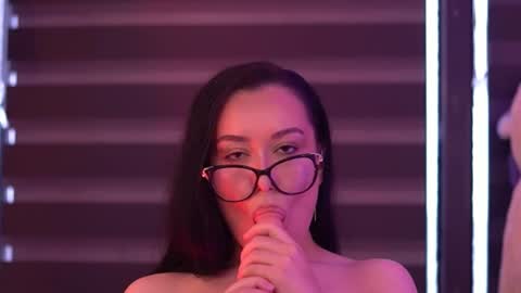 Lara online show from November 15, 8:05 am