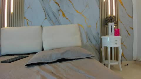 T I F F A N Y online show from April 8, 8:12 pm