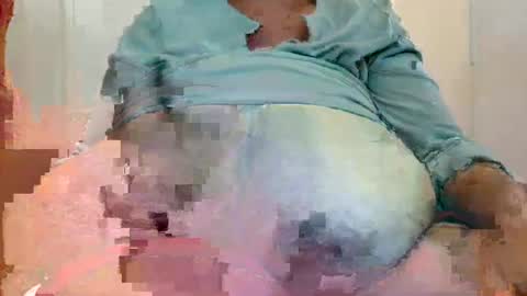 Snapshot of tinagiant chatting on January 29, 12:35 pm tinagiant online show from January 29, 12:35 pm