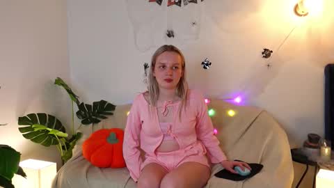 Snapshot of tinasiner chatting on October 17, 3:49 pm tinasiner online show from October 17, 3:49 pm