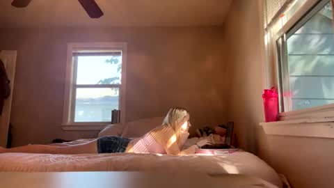 Snapshot of tinatinatina1738 chatting on October 20, 3:50 pm tinatinatina1738 online show from October 20, 3:50 pm