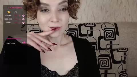 Snapshot of tinawincee chatting on October 18, 6:17 am Tina online show from October 18, 6:17 am