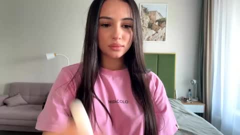 Mia online show from June 4, 10:21 am