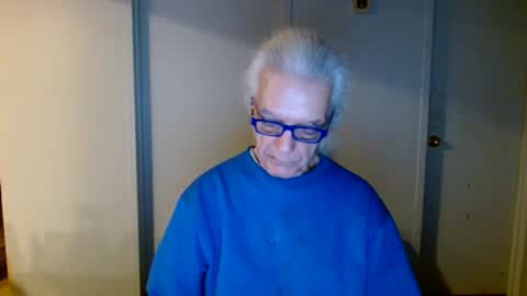 Snapshot of tom112292014 chatting on February 8, 10:18 am tom112292014 online show from February 8, 10:18 am