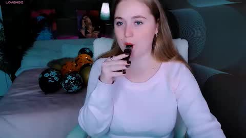 tori_blond online show from November 15, 7:32 am