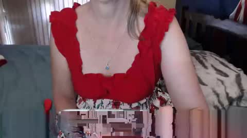 Snapshot of total_aussie_milfs chatting on December 6, 1:13 am Milly online show from December 6, 1:13 am