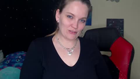 Snapshot of toxiclilly chatting on February 22, 10:29 am Lilly Miss Mistress Goddess Maam Queen Boss online show from February 22, 10:29 am