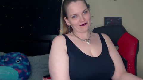 Snapshot of toxiclilly chatting on January 20, 12:07 pm Lilly Miss Mistress Goddess Maam Queen Boss online show from January 20, 12:07 pm