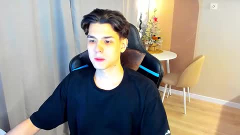 travisrivas online show from December 16, 11:49 am