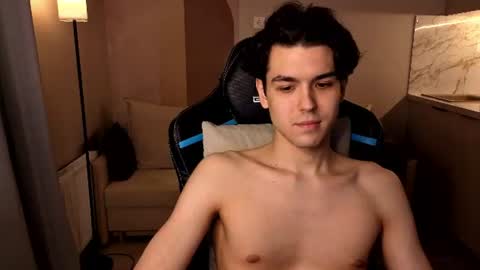 travisrivas online show from June 22, 2:17 am