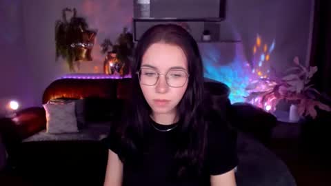 TriciaDaisy online show from June 29, 9:50 am