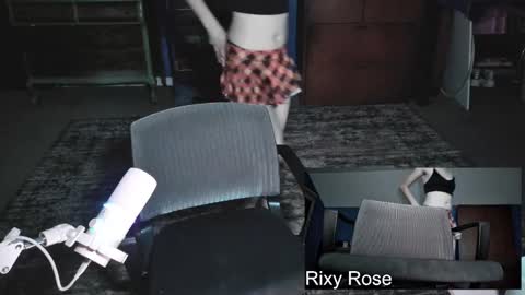 Snapshot of trixyrose chatting on October 17, 1:42 am RixyRose online show from October 17, 1:42 am