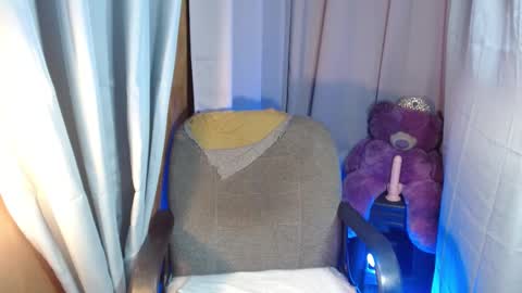 Snapshot of ts_afamhunterxx chatting on March 9, 6:21 pm Goddess Mira online show from March 9, 6:21 pm