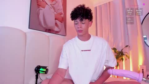 Snapshot of twink_lion chatting on October 1, 8:52 pm Lion online show from October 1, 8:52 pm