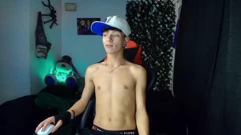 Snapshot of twink_sebas_ chatting on February 9, 12:39 am Bad boy sebastian online show from February 9, 12:39 am