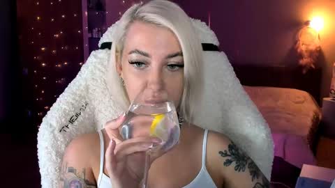 Miley online show from February 26, 5:42 pm