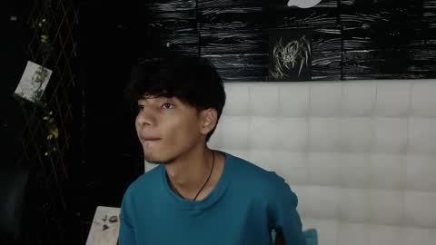 Snapshot of tyler_wolf_1 chatting on October 20, 12:32 pm tyler_wolf_1 online show from October 20, 12:32 pm