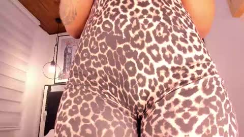 Snapshot of tylla_ chatting on October 17, 4:49 am online show from October 17, 4:49 am